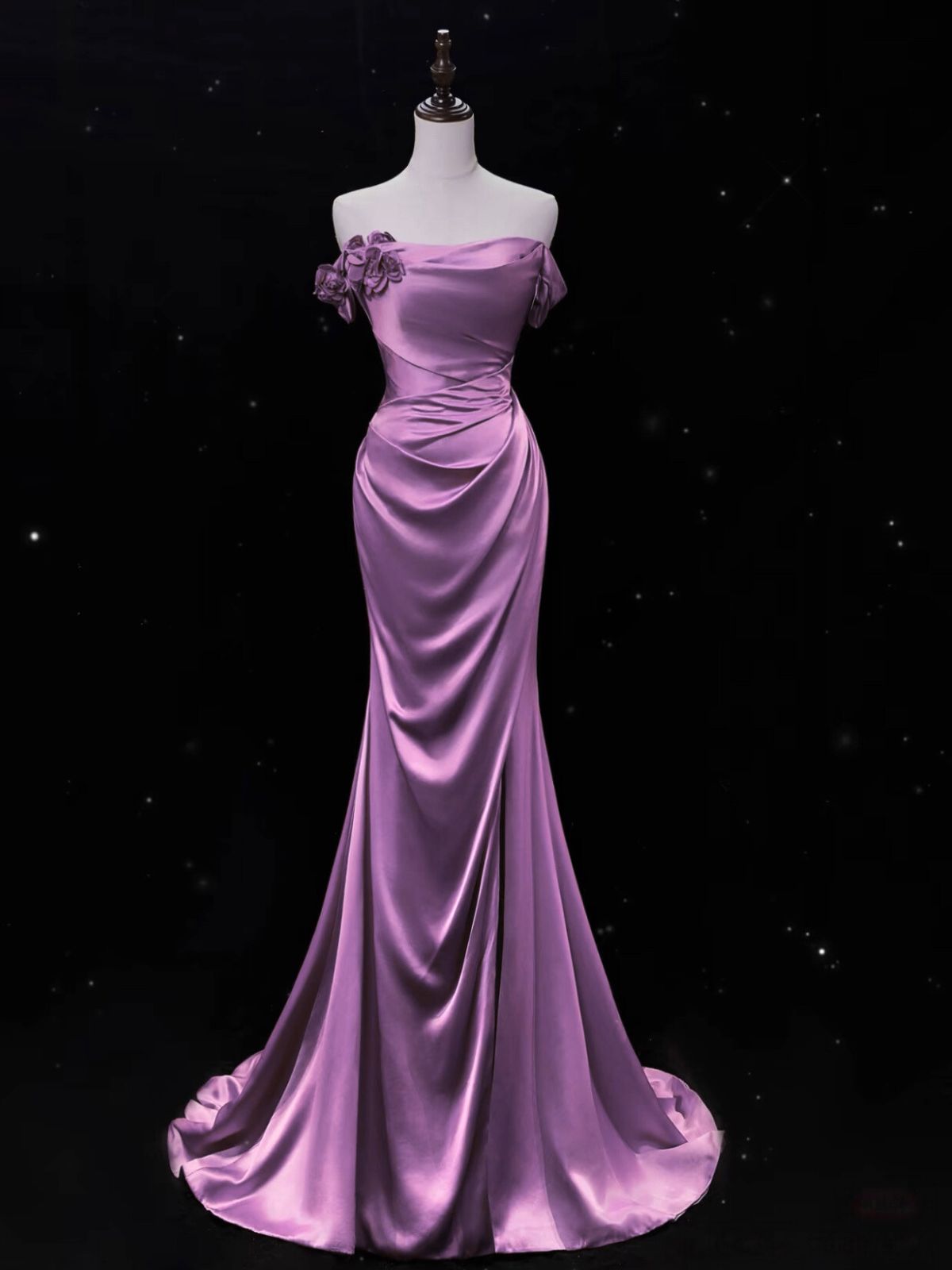 Vestido de fiesta de sirena de satén morado con hombros descubiertos y espalda baja 