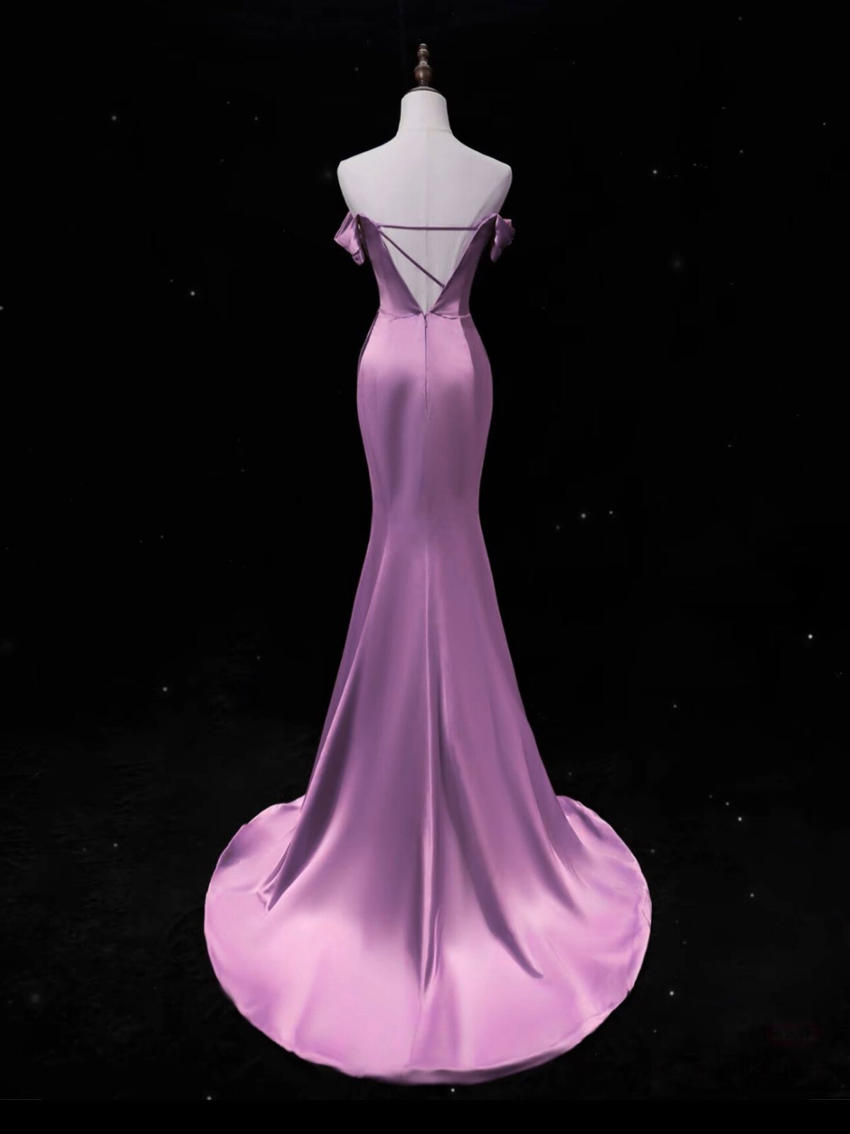 Vestido de fiesta de sirena de satén morado con hombros descubiertos y espalda baja 