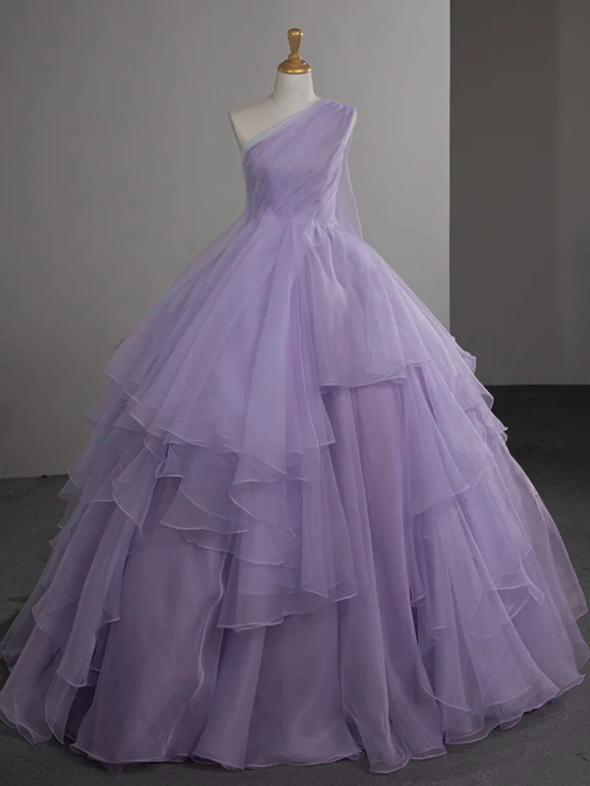 Vestido formal largo de organza morado claro con un solo hombro y capas 