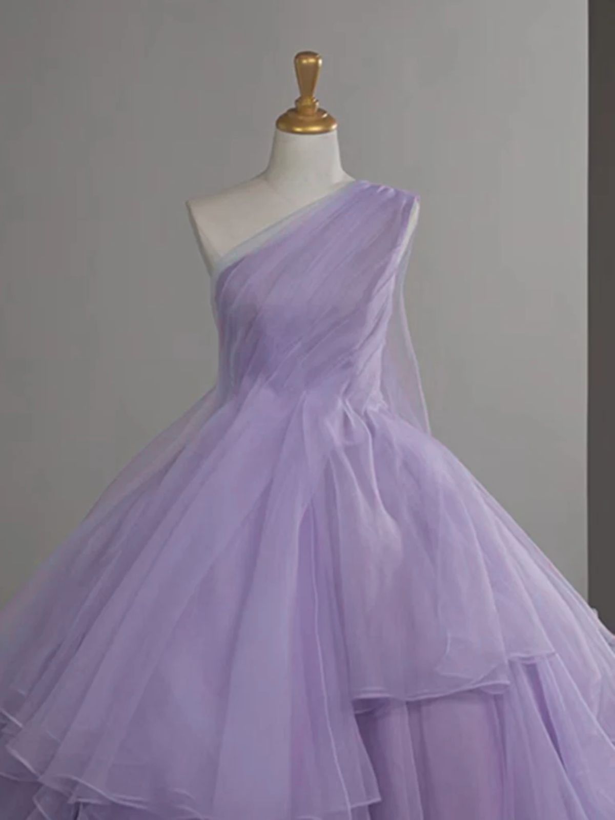 Vestido formal largo de organza morado claro con un solo hombro y capas 