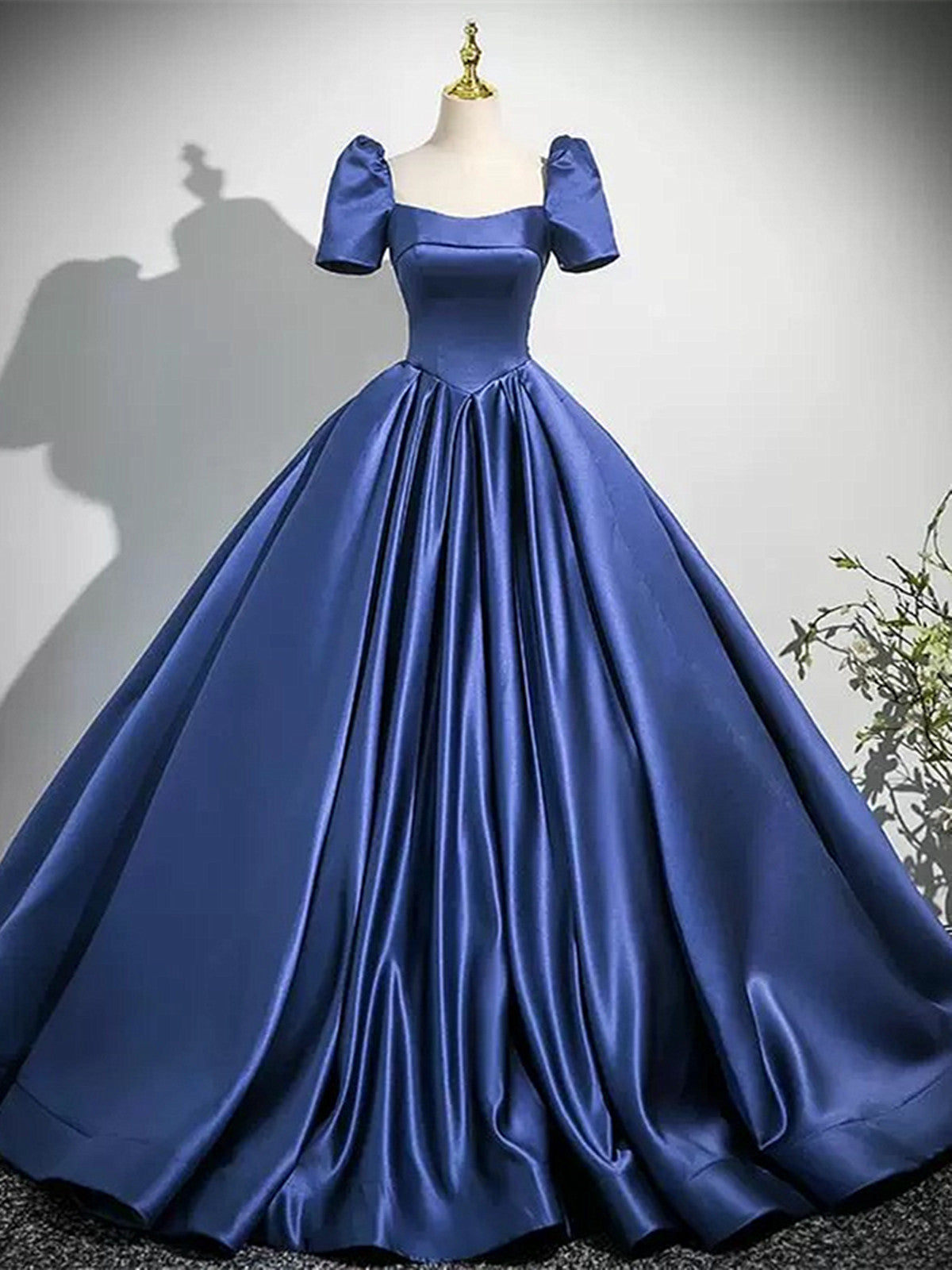 Vestido de fiesta de satén azul oscuro con mangas cortas y espalda con cordones 