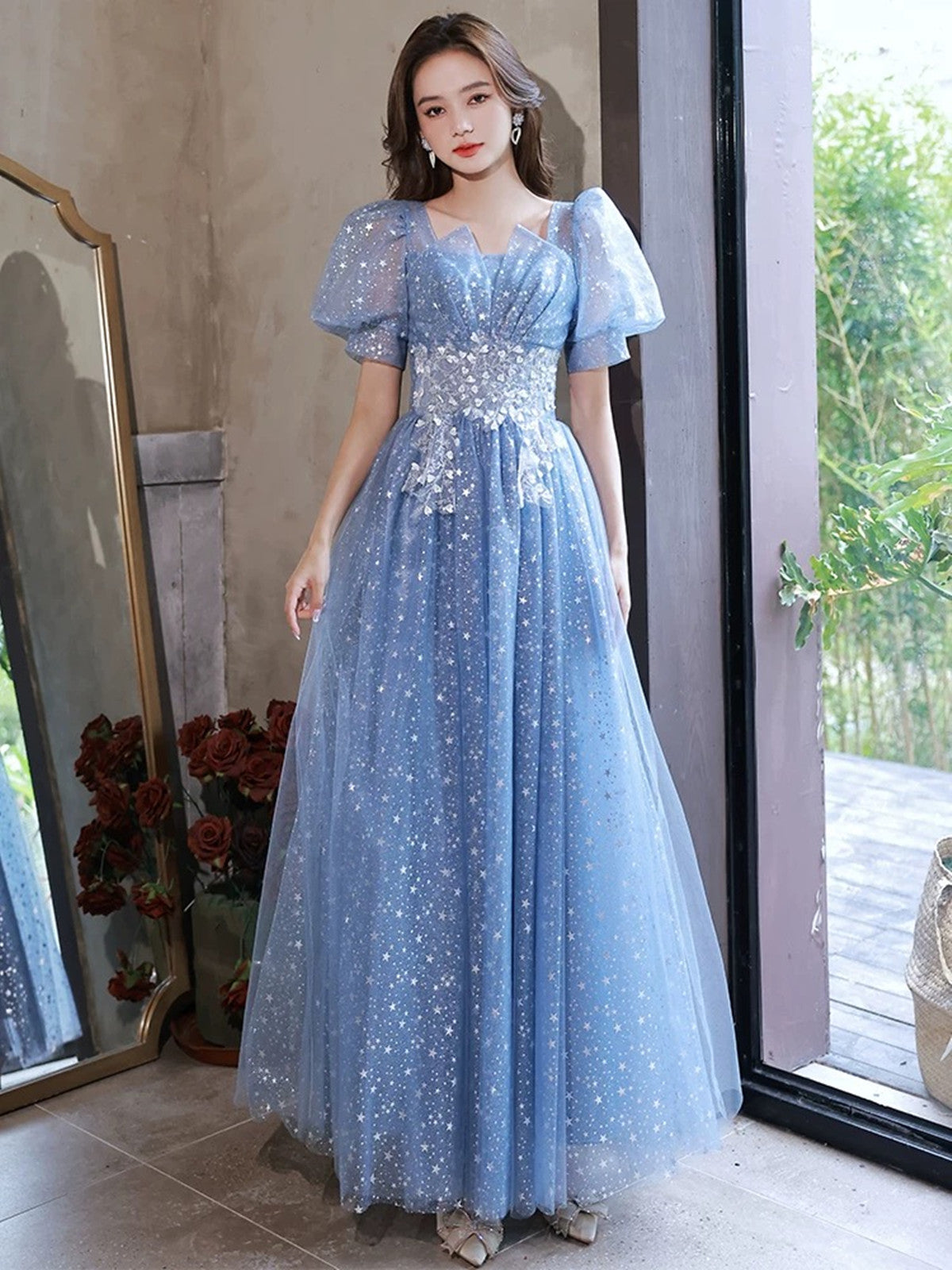 Vestido de fiesta largo de corte A, azul claro, de manga corta y con apliques de encaje 