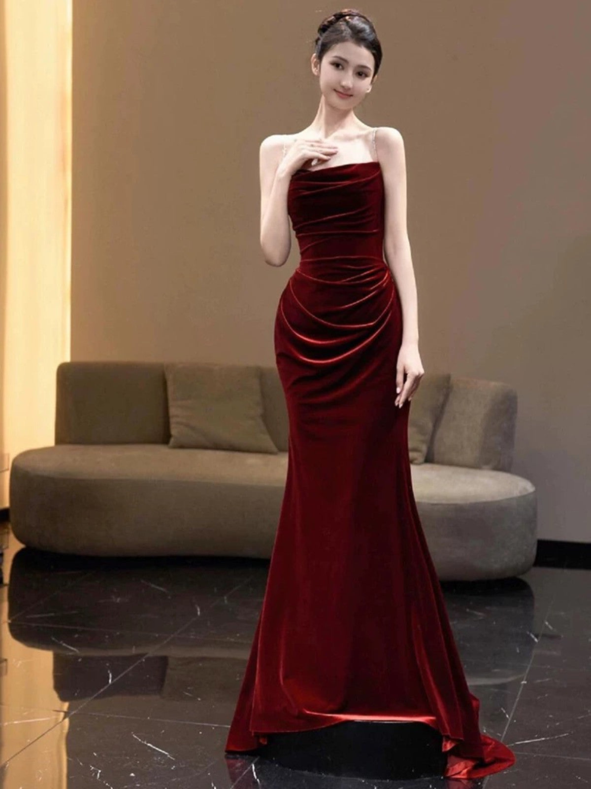 Vestido largo de fiesta con tirantes de terciopelo estilo sirena color rojo vino 