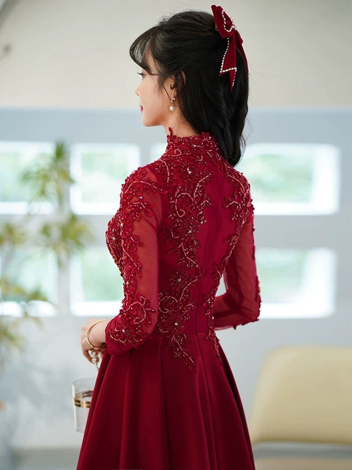 Vestido de fiesta de tul con corte en A y mangas largas en satén rojo vino 
