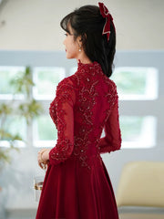 Vestido de fiesta de tul con corte en A y mangas largas en satén rojo vino 