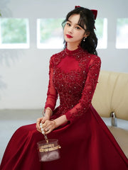 Vestido de fiesta de tul con corte en A y mangas largas en satén rojo vino 