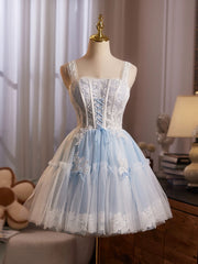 Vestido de fiesta azul claro con tirantes de encaje y tul hasta la rodilla 