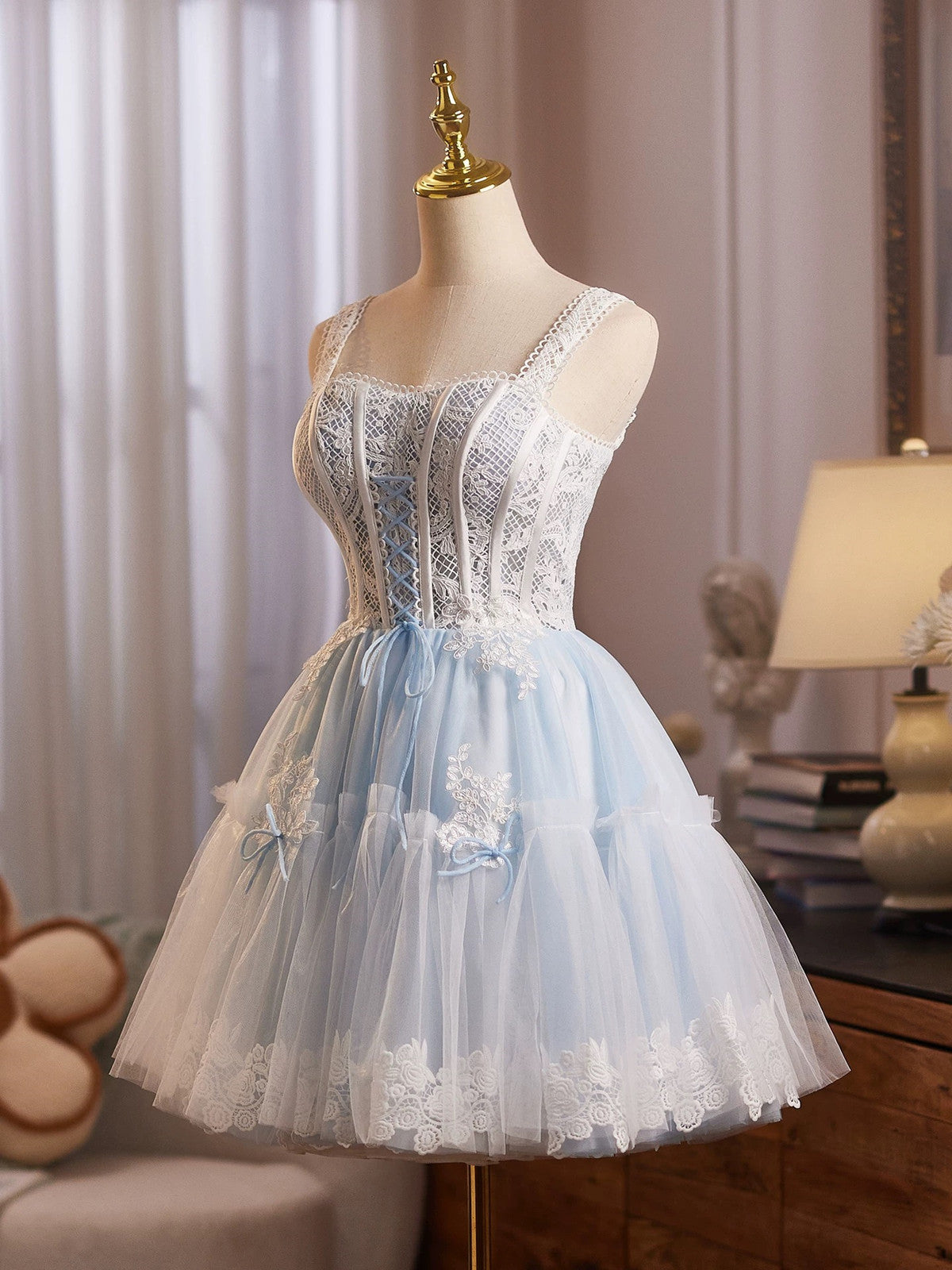 Vestido de fiesta azul claro con tirantes de encaje y tul hasta la rodilla 