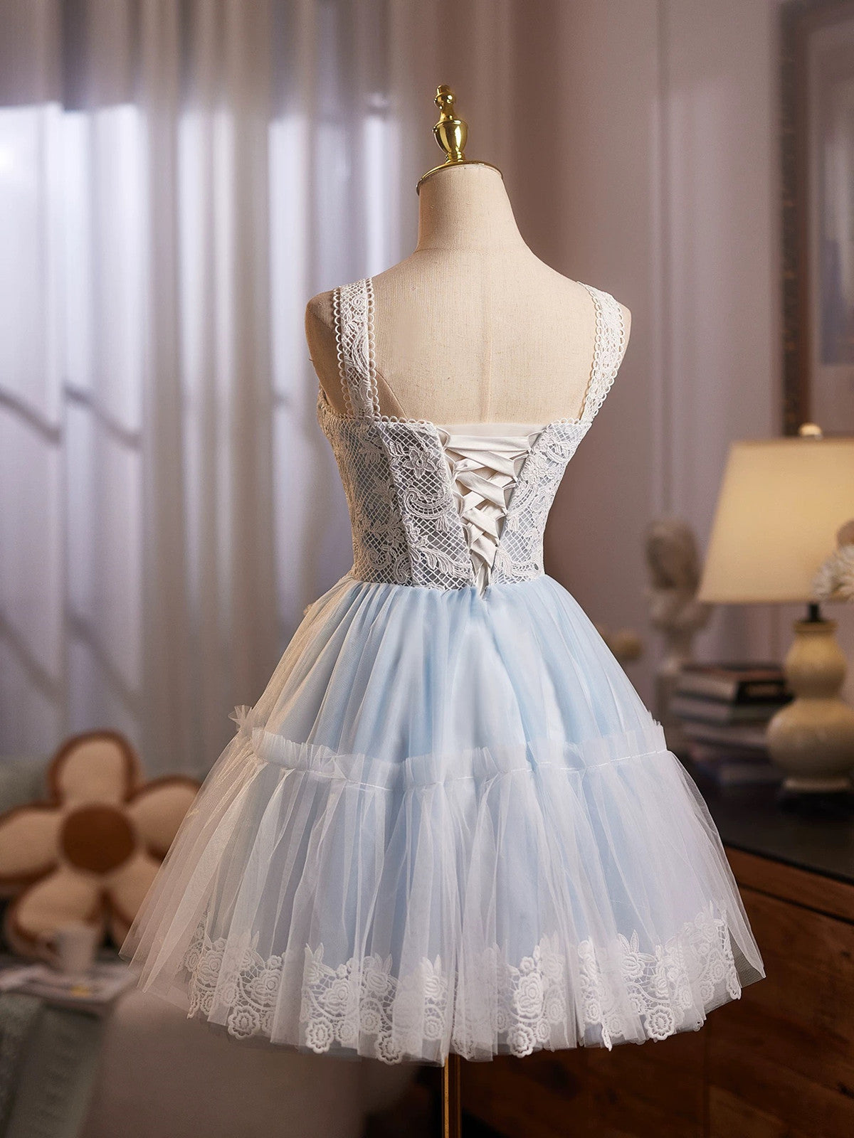Vestido de fiesta azul claro con tirantes de encaje y tul hasta la rodilla 