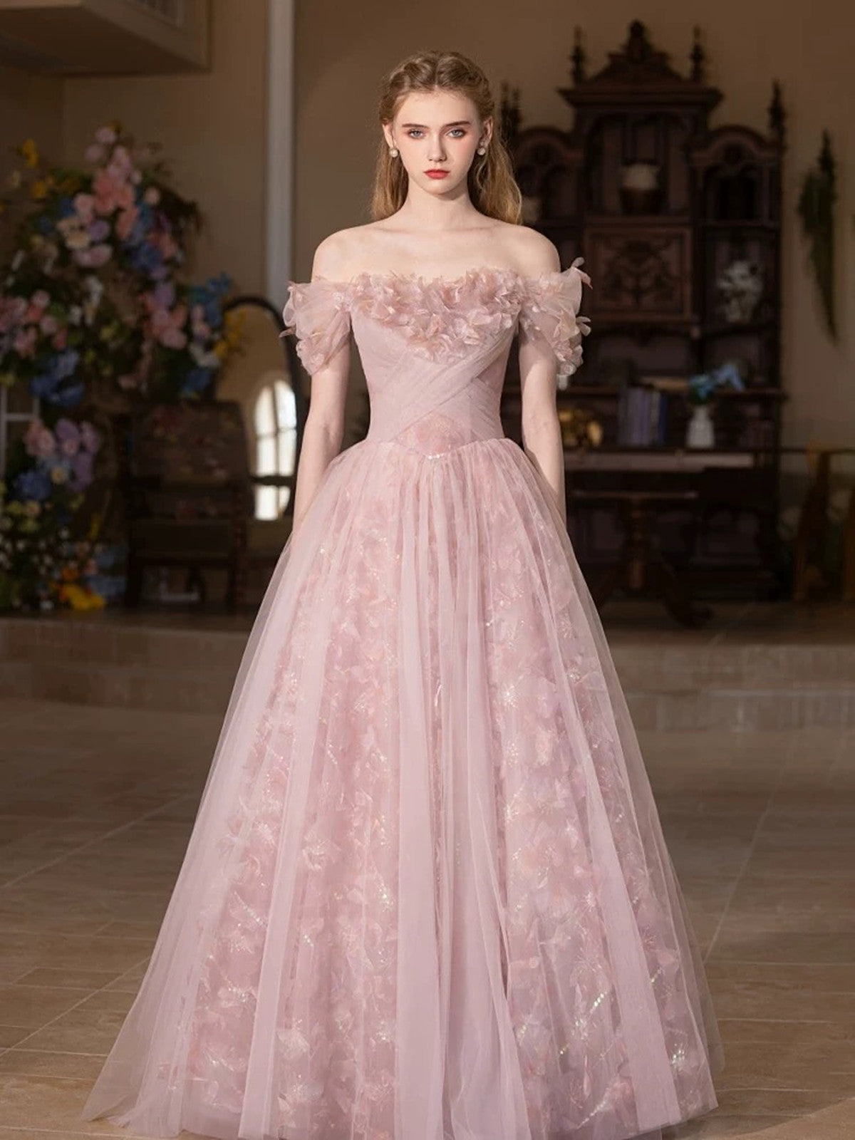 Hermoso vestido de fiesta de tul con hombros descubiertos y flores rosas 