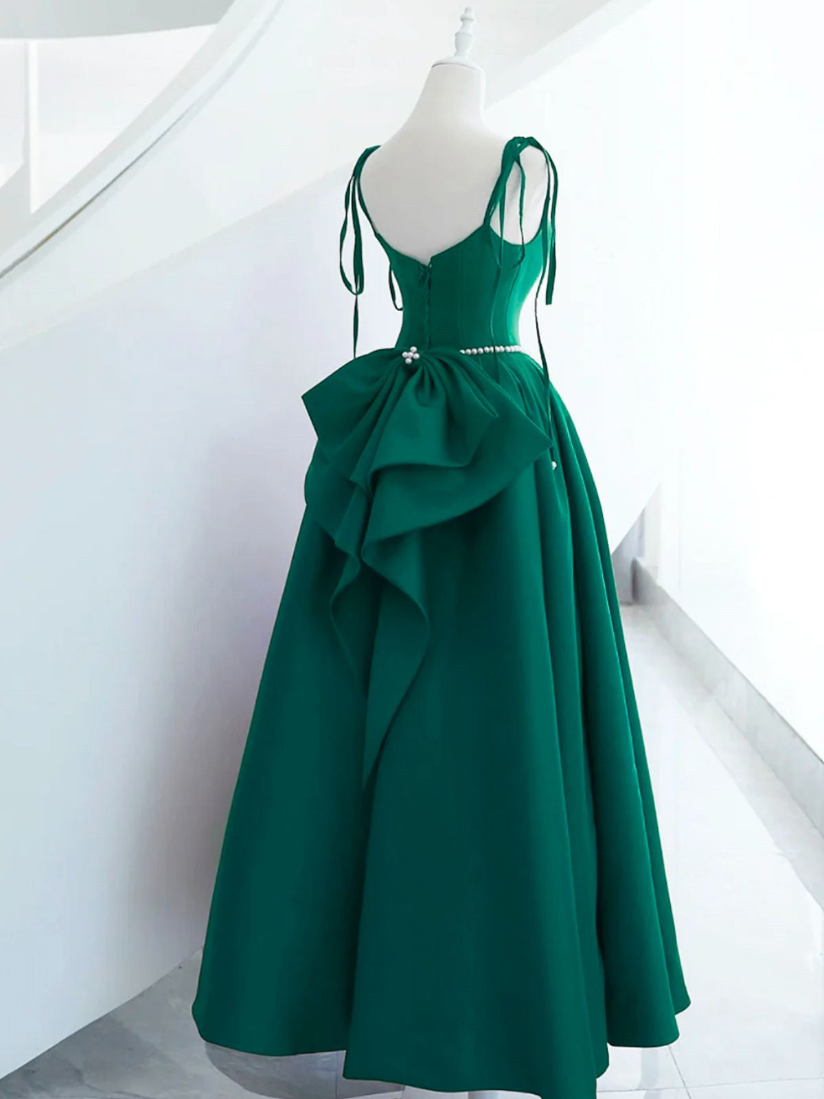 Vestido de fiesta largo de corte A con tirantes de satén verde y cuentas 