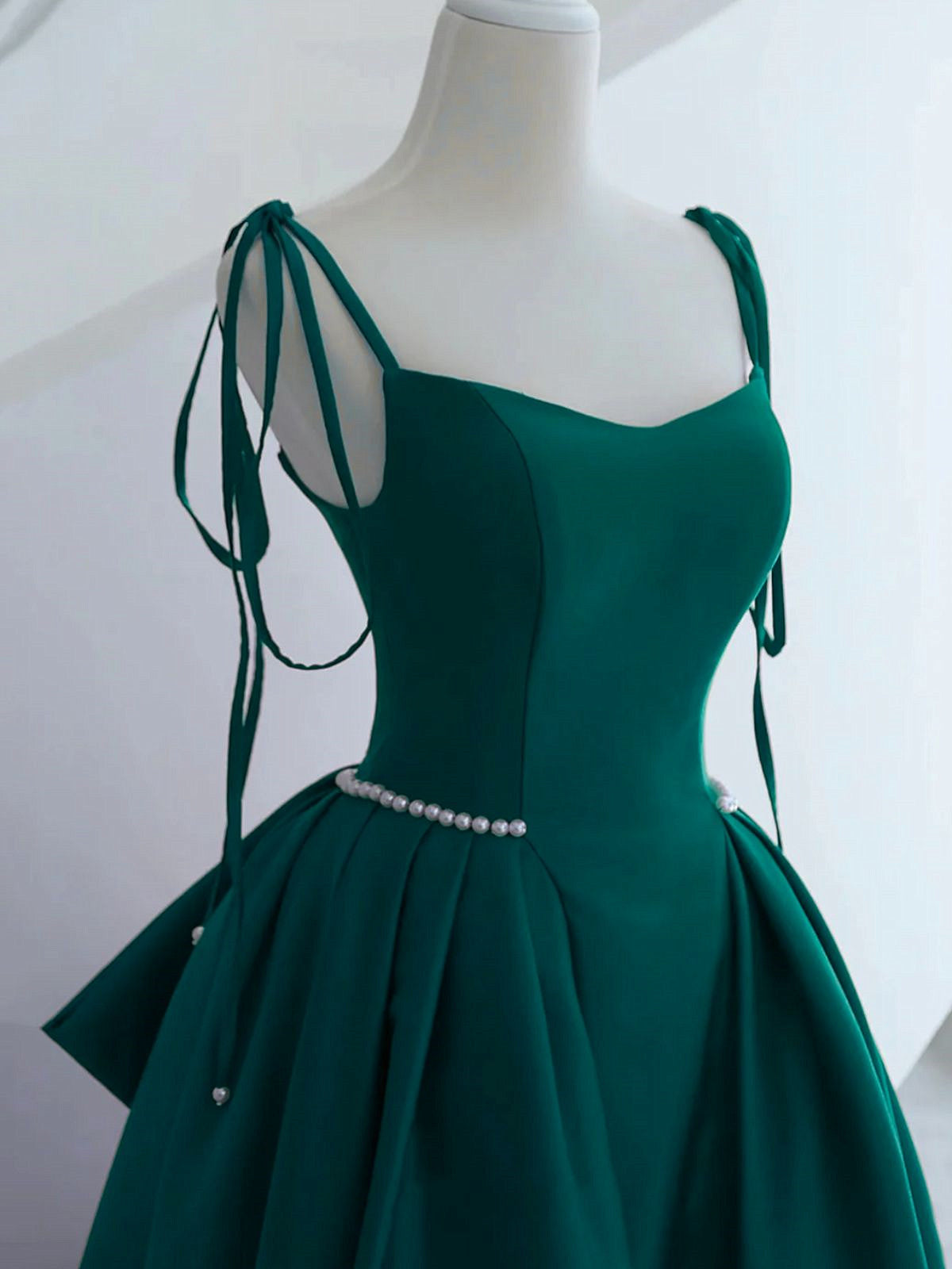 Vestido de fiesta largo de corte A con tirantes de satén verde y cuentas 