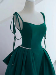 Vestido de fiesta largo de corte A con tirantes de satén verde y cuentas 