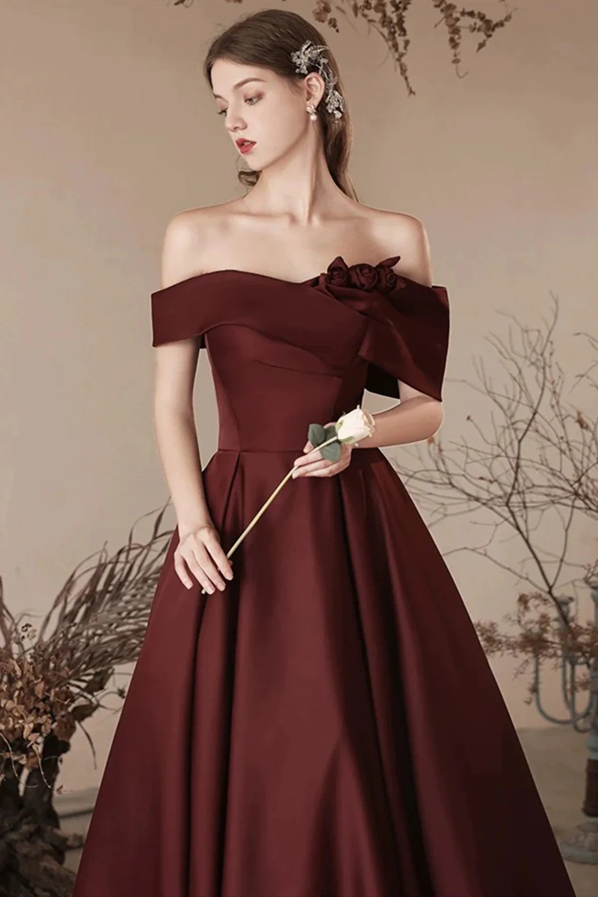 Precioso vestido de fiesta de satén burdeos con hombros descubiertos 