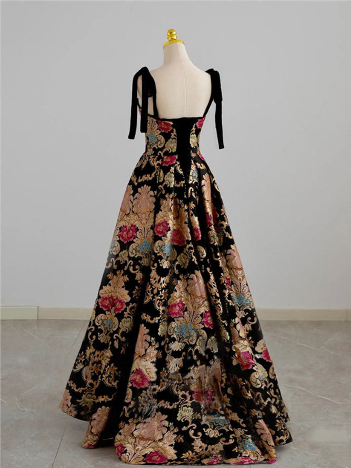 Vestido de fiesta elegante de satén floral con tirantes negros y corte en A 