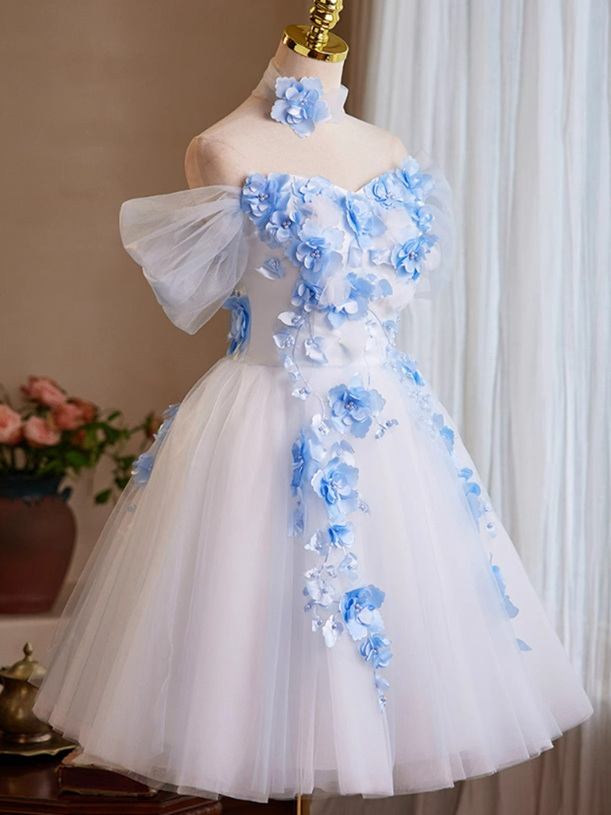 Vestido corto blanco de tul con flores para regreso a casa 