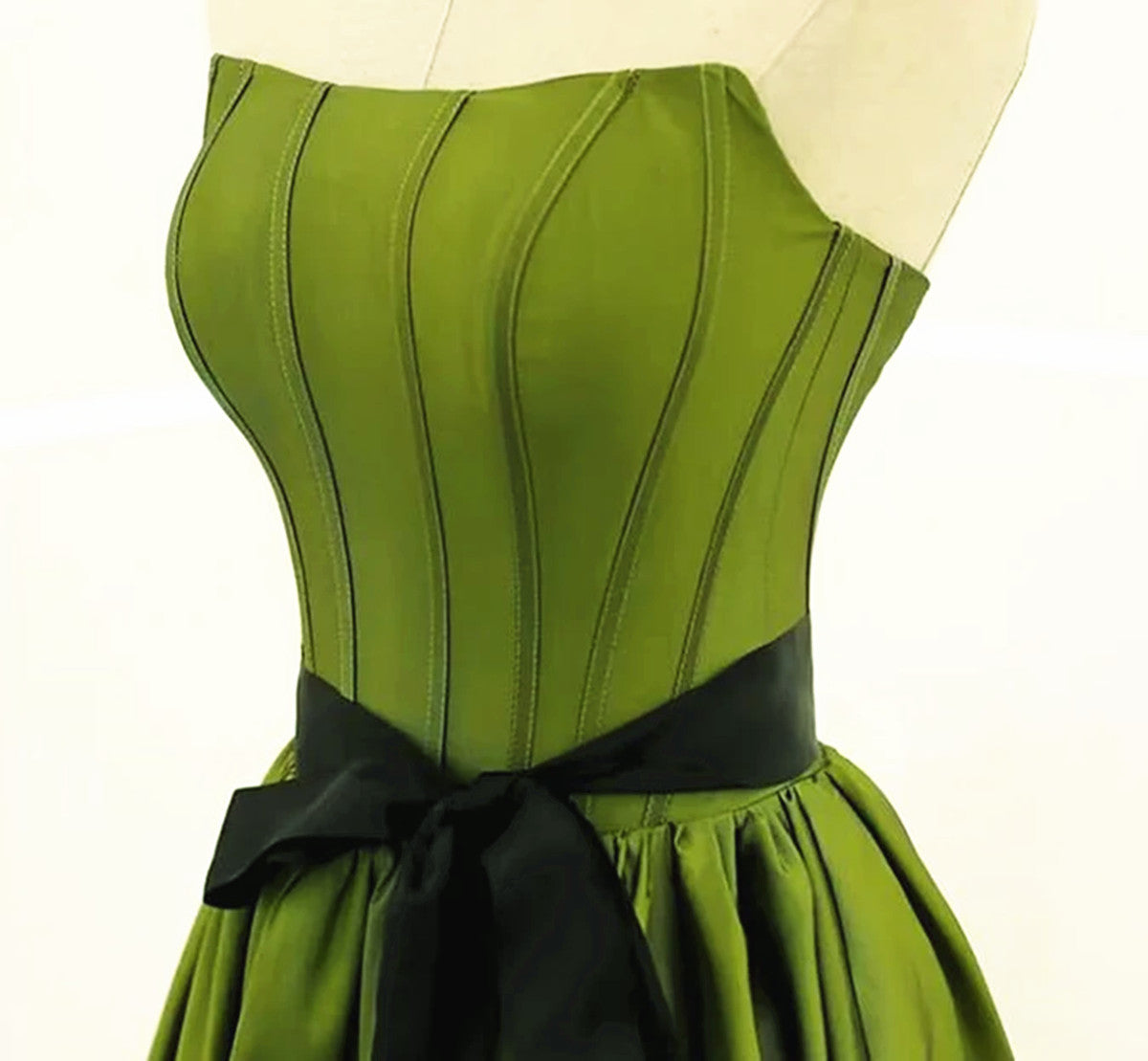 Vestido de fiesta largo de satén verde con corte A y cuello alto 