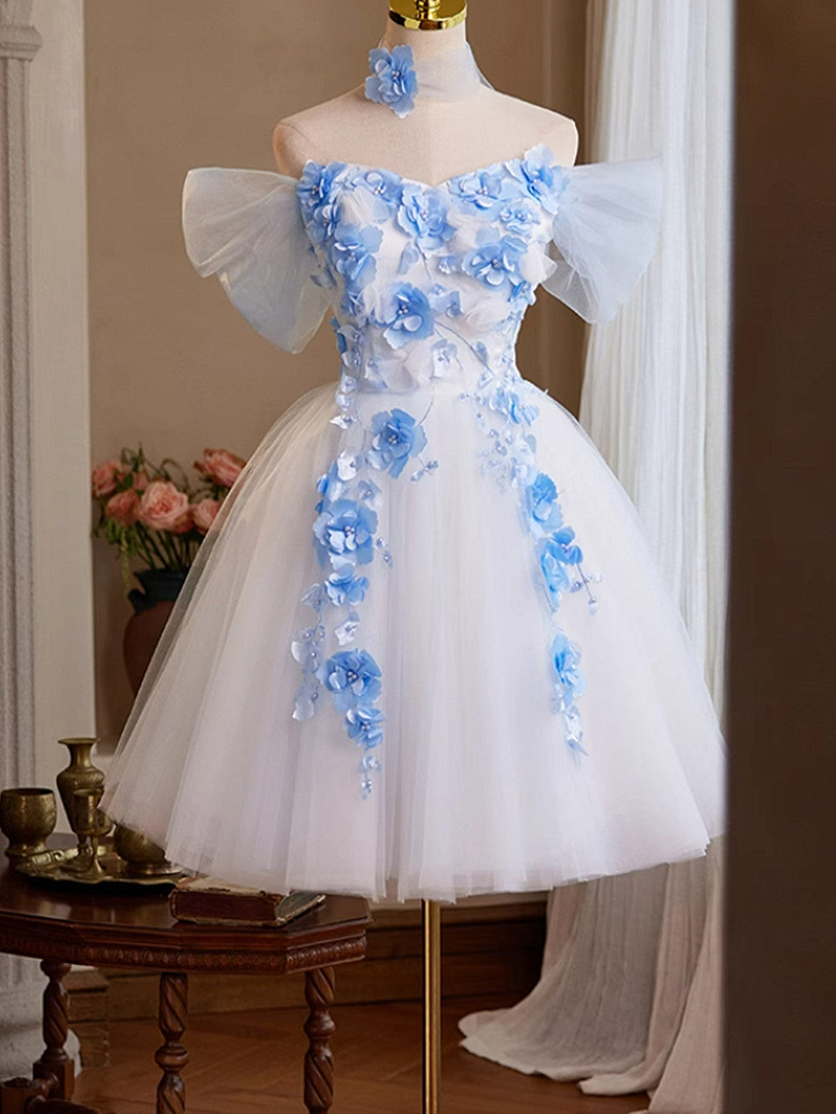 Vestido corto blanco de tul con flores para regreso a casa 