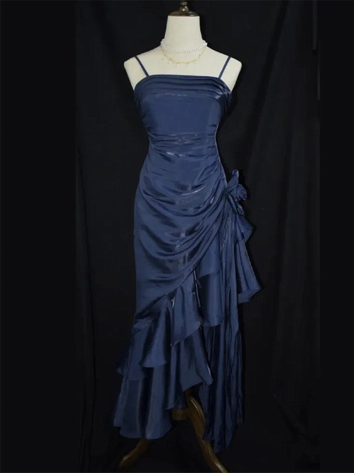 Vestido de fiesta elegante de satén con tirantes altos y bajos en azul marino 