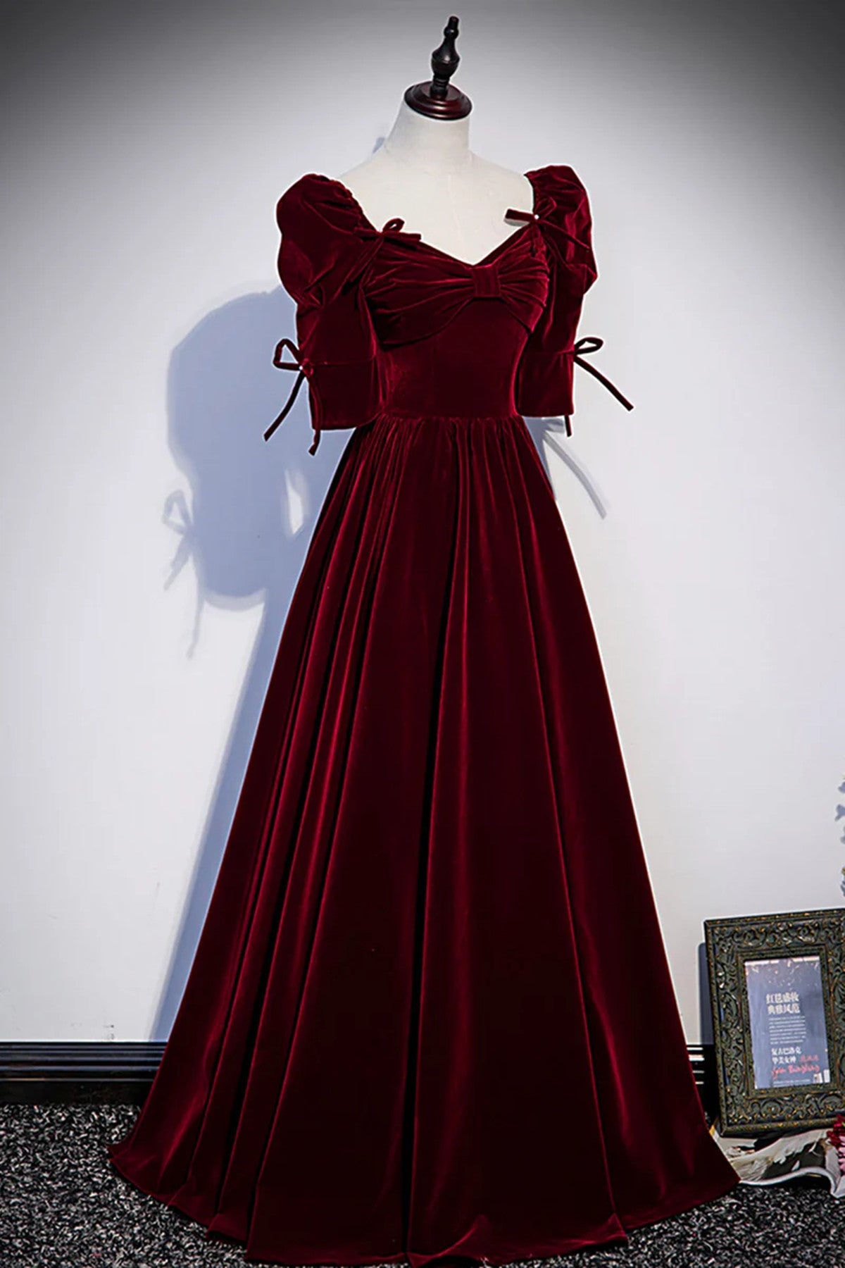 Vestido de fiesta de boda de terciopelo rojo vino con mangas cortas y corte A 