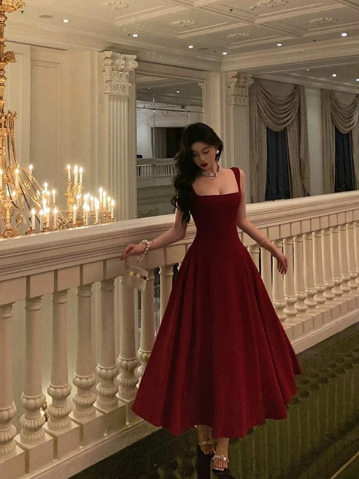 Vestido de noche largo con tirantes de gasa color rojo vino. 