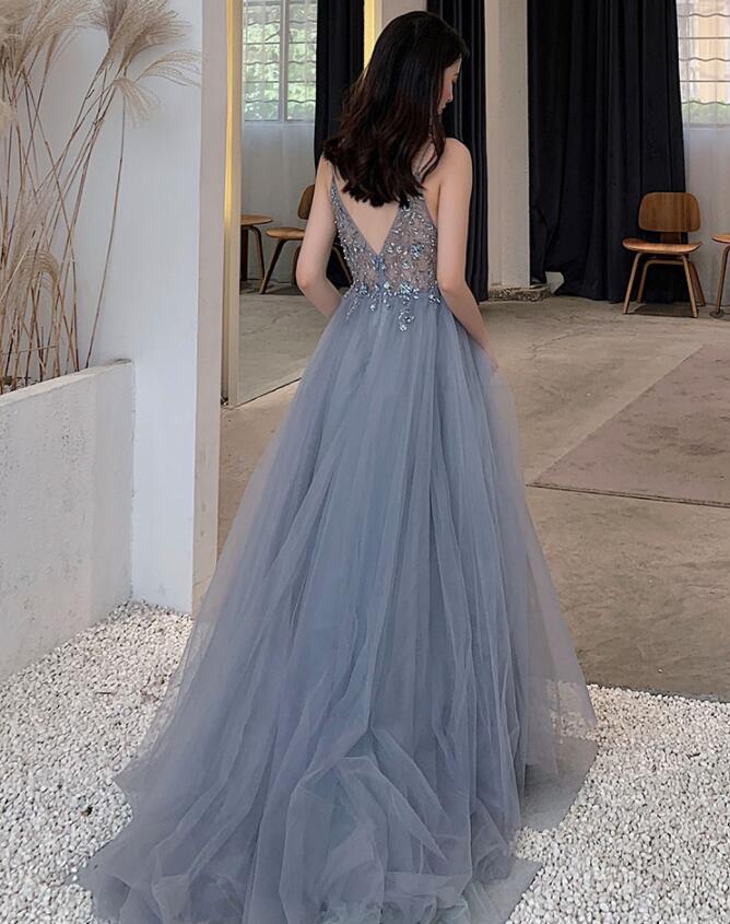 Vestido de noche largo de tul con cuentas y escote en V con abertura en la pierna 