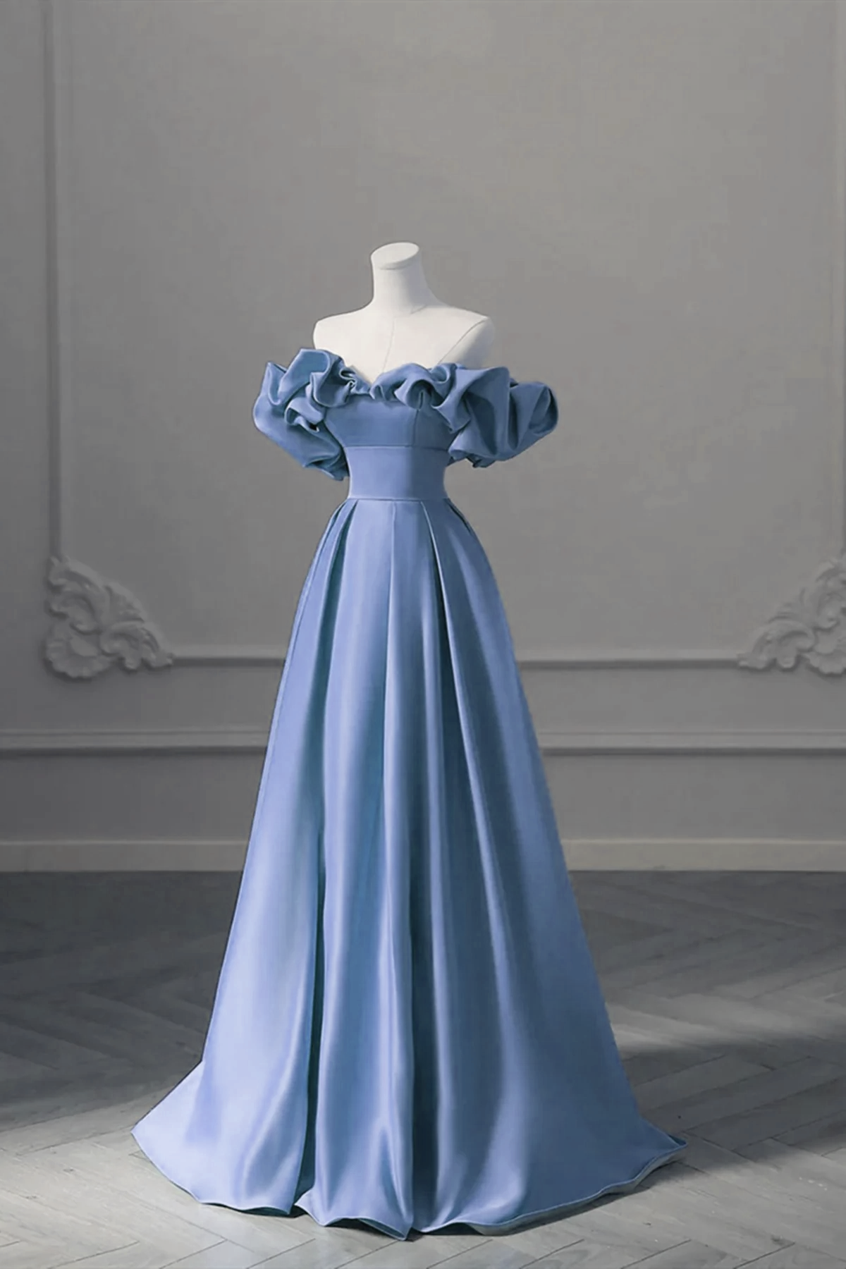 Vestido de noche largo de satén azul con hombros descubiertos y corte en A 