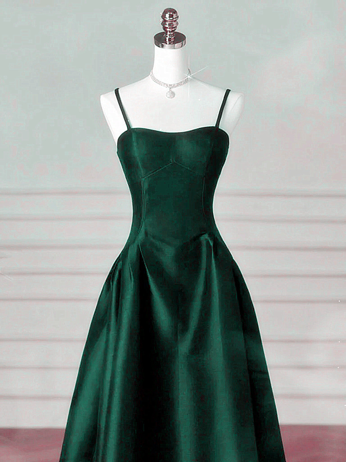 Vestido de fiesta largo de satén verde oscuro con tirantes en forma de A 