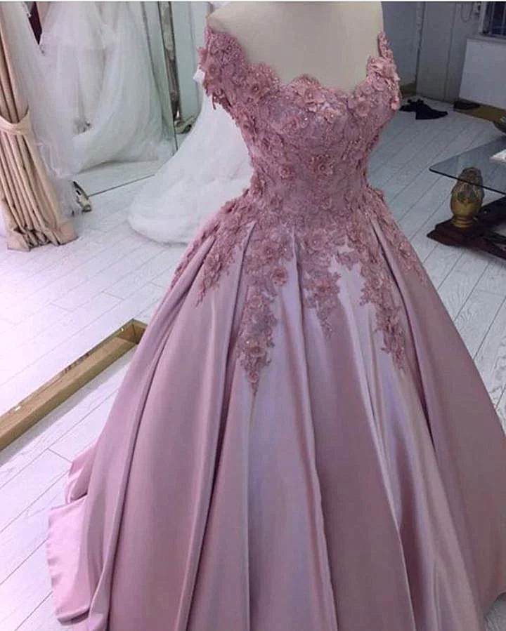 Vestido de fiesta de satén con hombros descubiertos y flores rosas 
