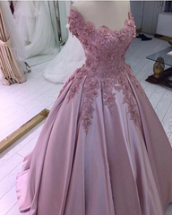 Vestido de fiesta de satén con hombros descubiertos y flores rosas 