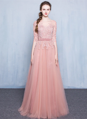 Hermoso vestido de fiesta de tul con encaje y mangas cortas en color rosa. 