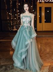 Hermoso vestido de fiesta largo con tirantes de tul verde y rosa. 