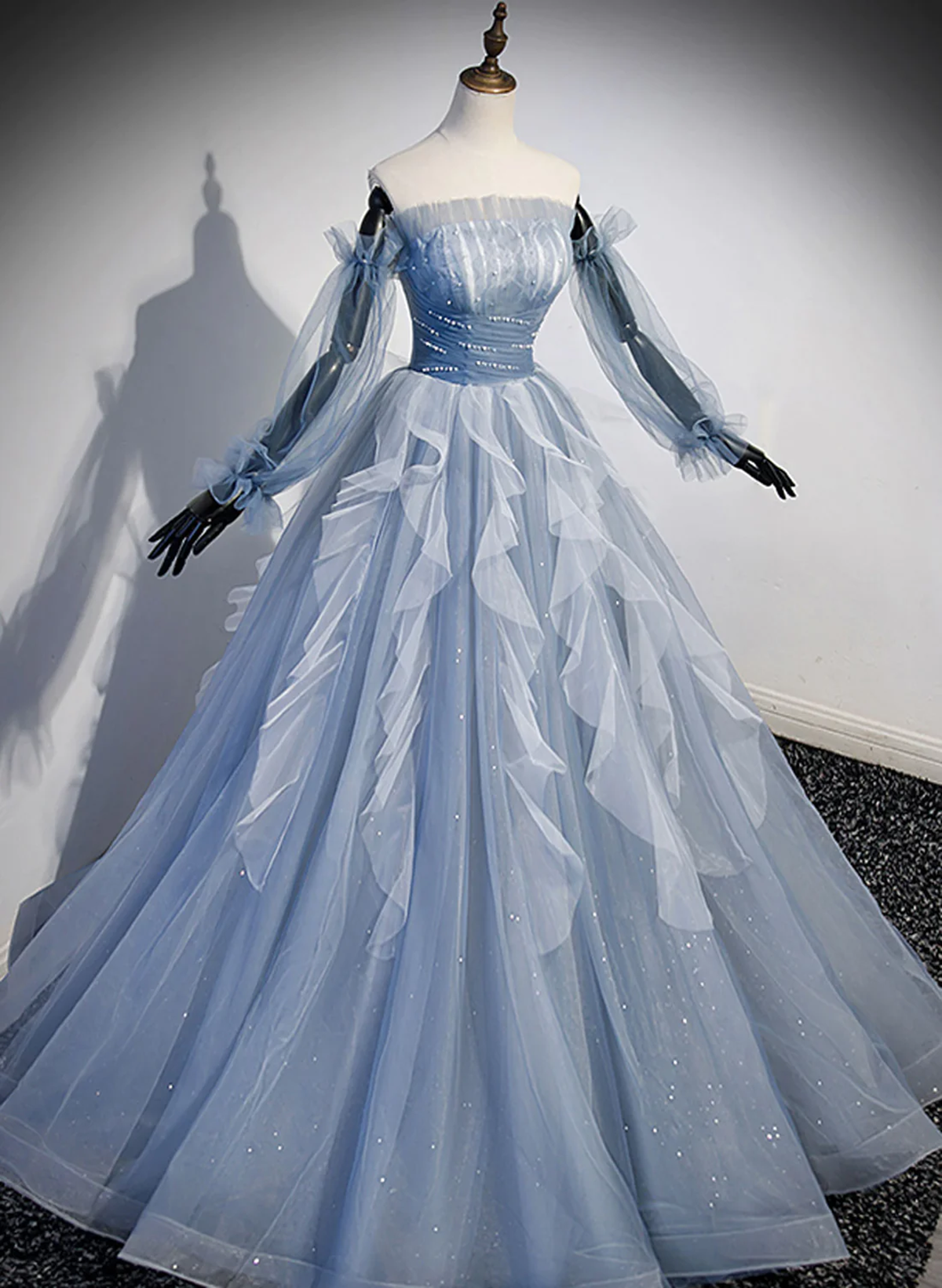Vestido de fiesta azul claro con mangas largas y cuentas 
