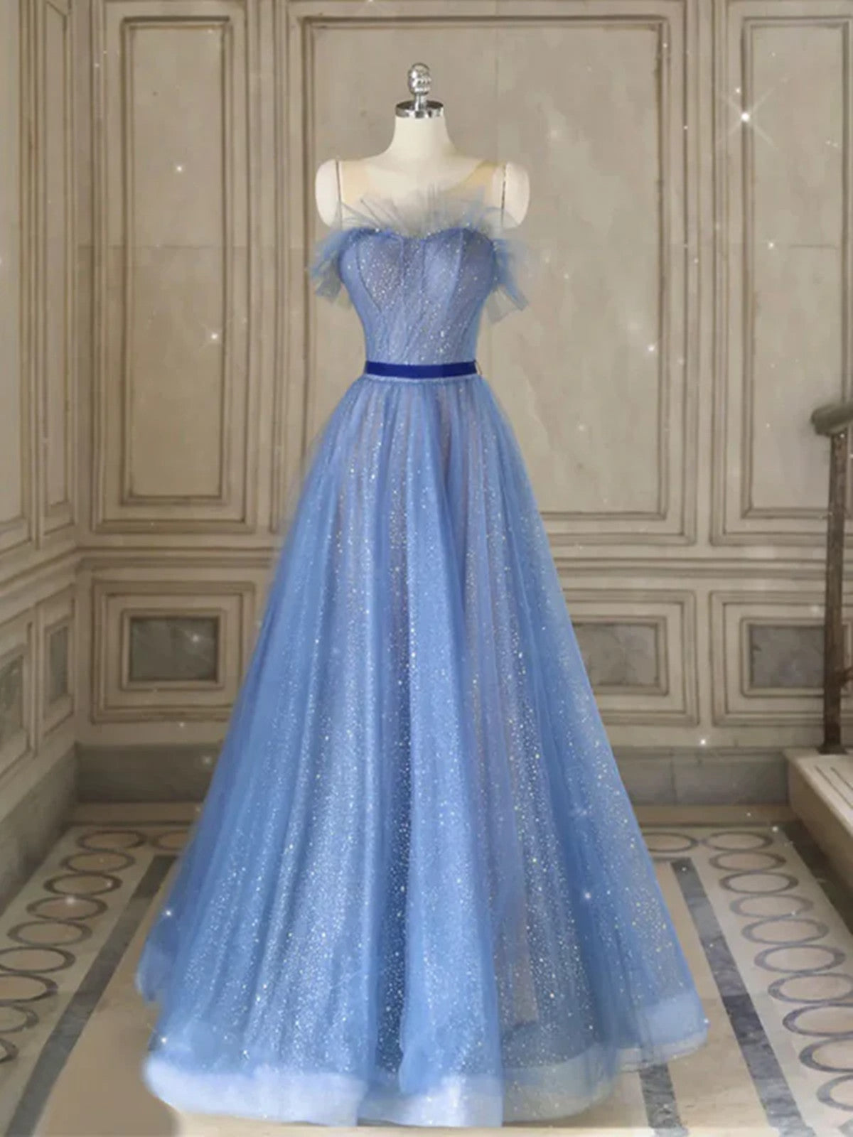 Vestido de fiesta largo de tul azul con corte A y cuello alto 