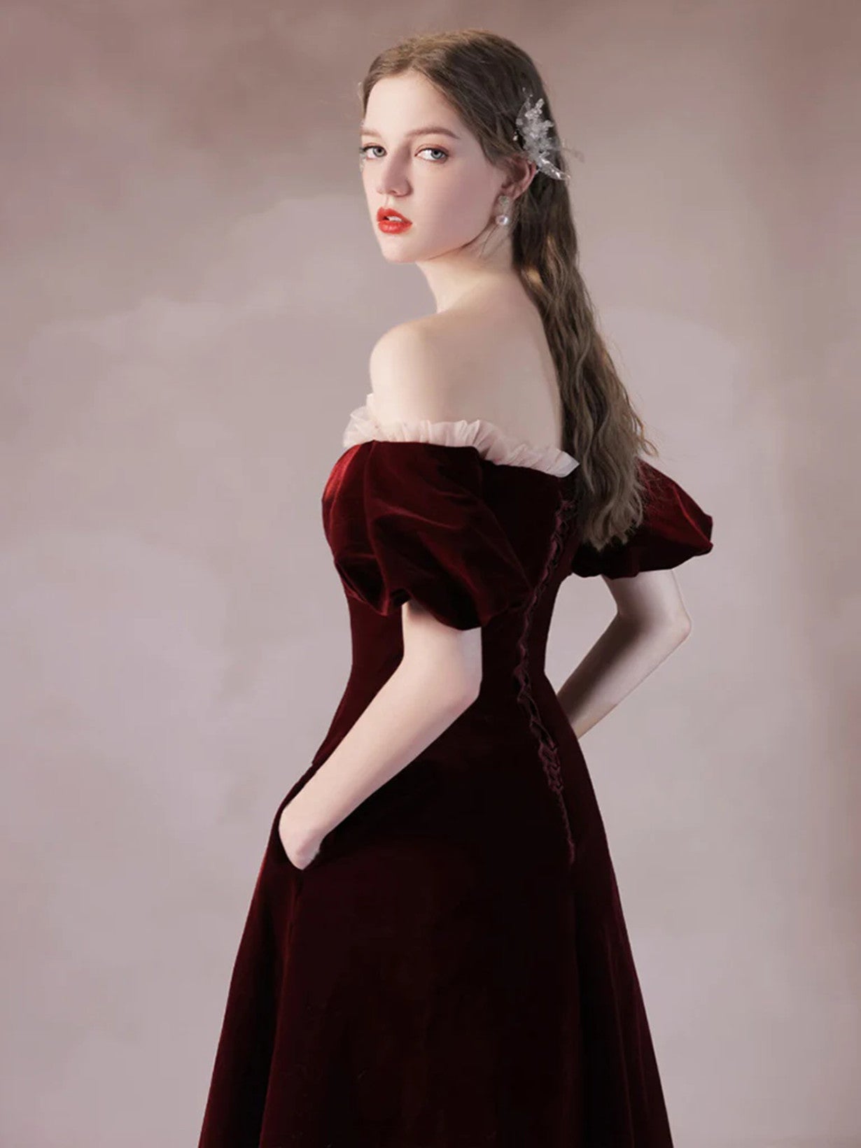 Vestido de fiesta largo de terciopelo rojo vino con corte A y hombros descubiertos 