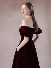 Vestido de fiesta largo de terciopelo rojo vino con corte A y hombros descubiertos 