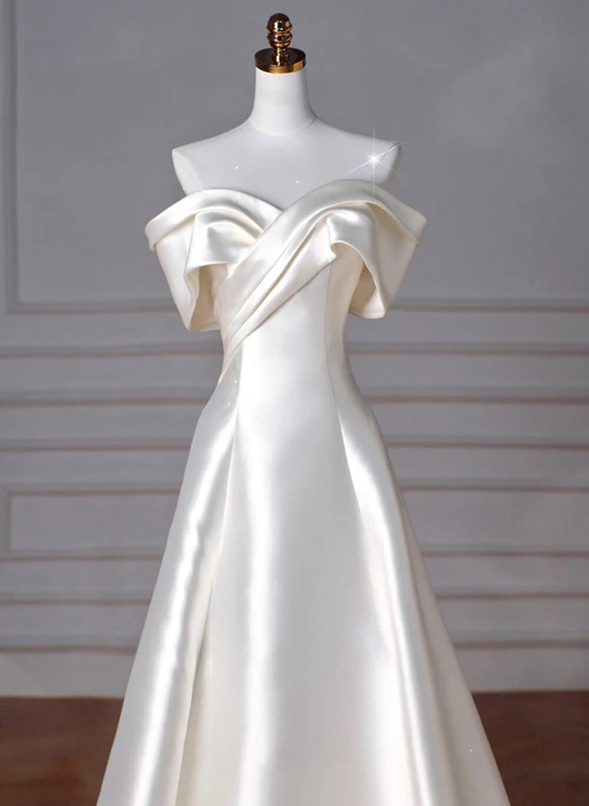Vestido de fiesta largo de satén blanco con hombros descubiertos y corte A 