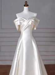 Vestido de fiesta largo de satén blanco con hombros descubiertos y corte A 