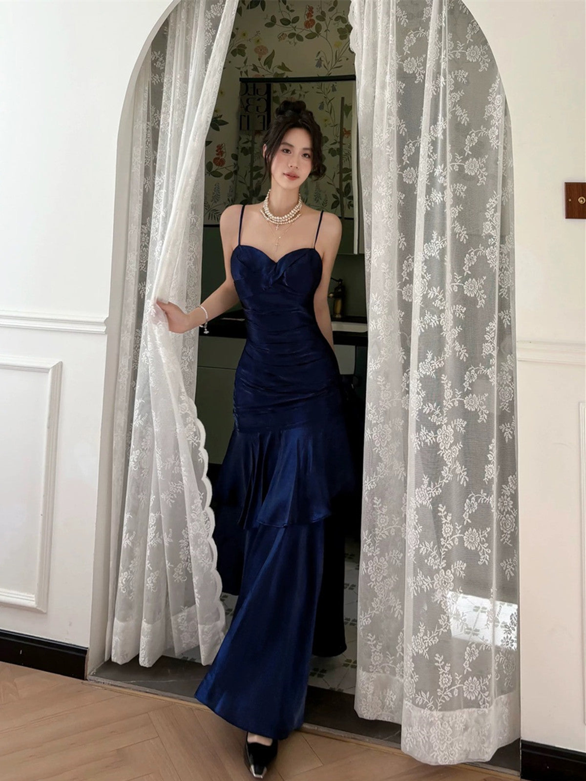 Vestido de fiesta de sirena con tirantes de corazón en azul marino 