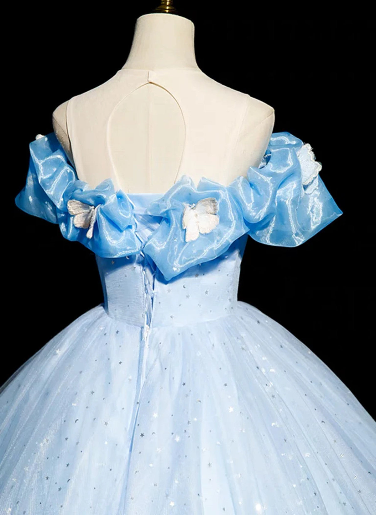 Hermoso vestido de tul azul claro con hombros descubiertos para quinceañeras 