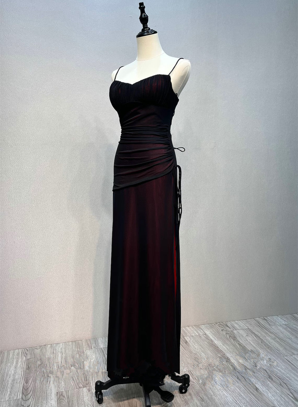 Vestido formal largo sencillo con tirantes negros y rojos 