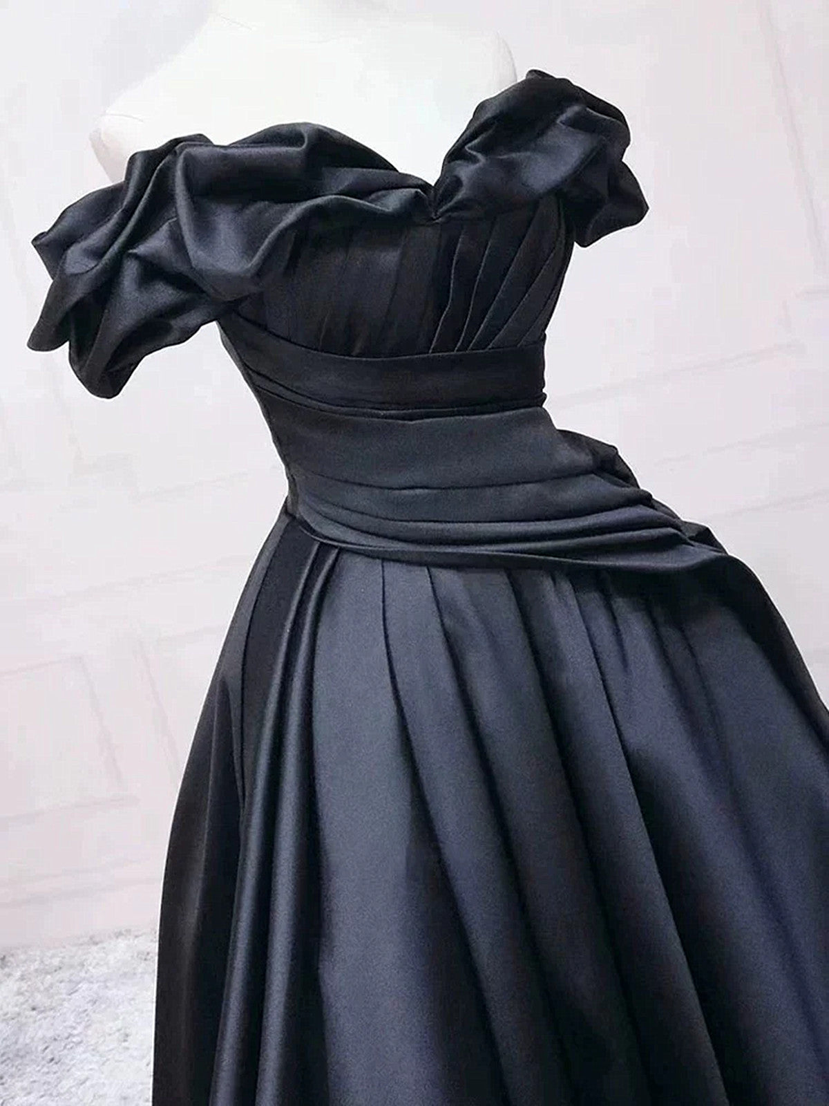 Vestido de fiesta largo de satén negro con escote en forma de corazón y hombros descubiertos 
