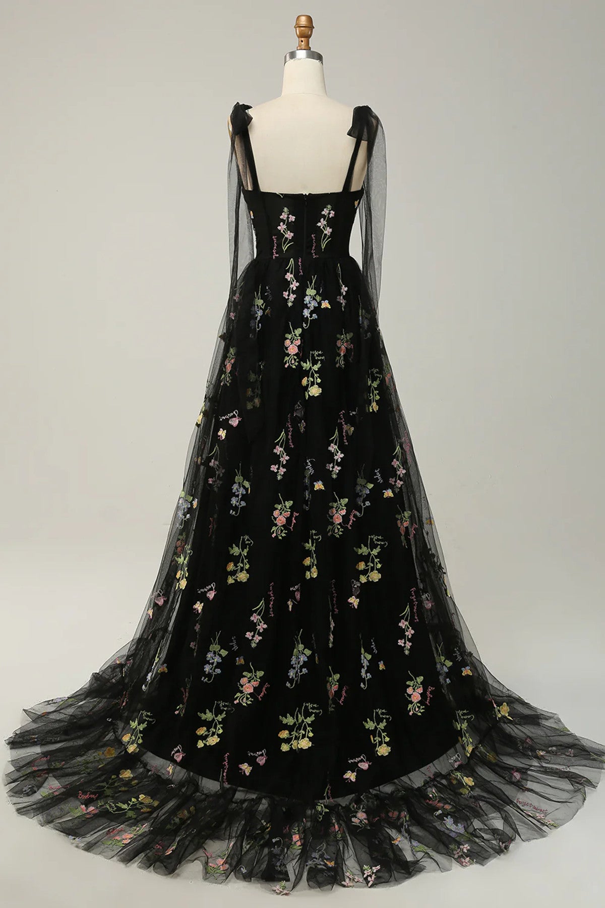 Vestido de fiesta largo de corte A con tirantes de tul y flores negras 