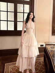 Vestido de fiesta largo elegante con capas y corte A en blanco con cuello halter 