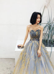 Hermoso vestido de fiesta largo de tul azul con cuentas y corte en A 
