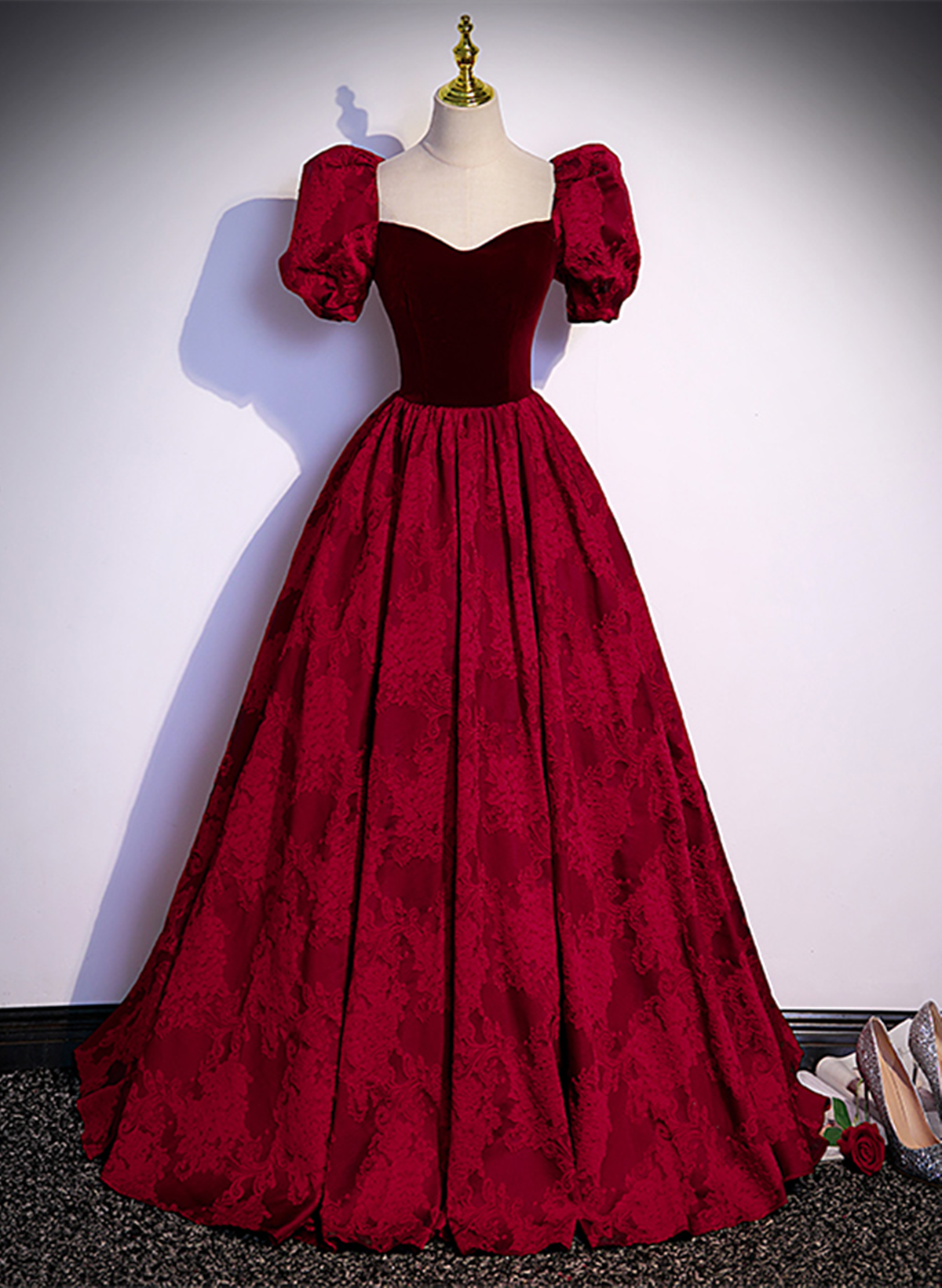 Vestido de fiesta largo de manga corta con escote en forma de corazón en color rojo vino 