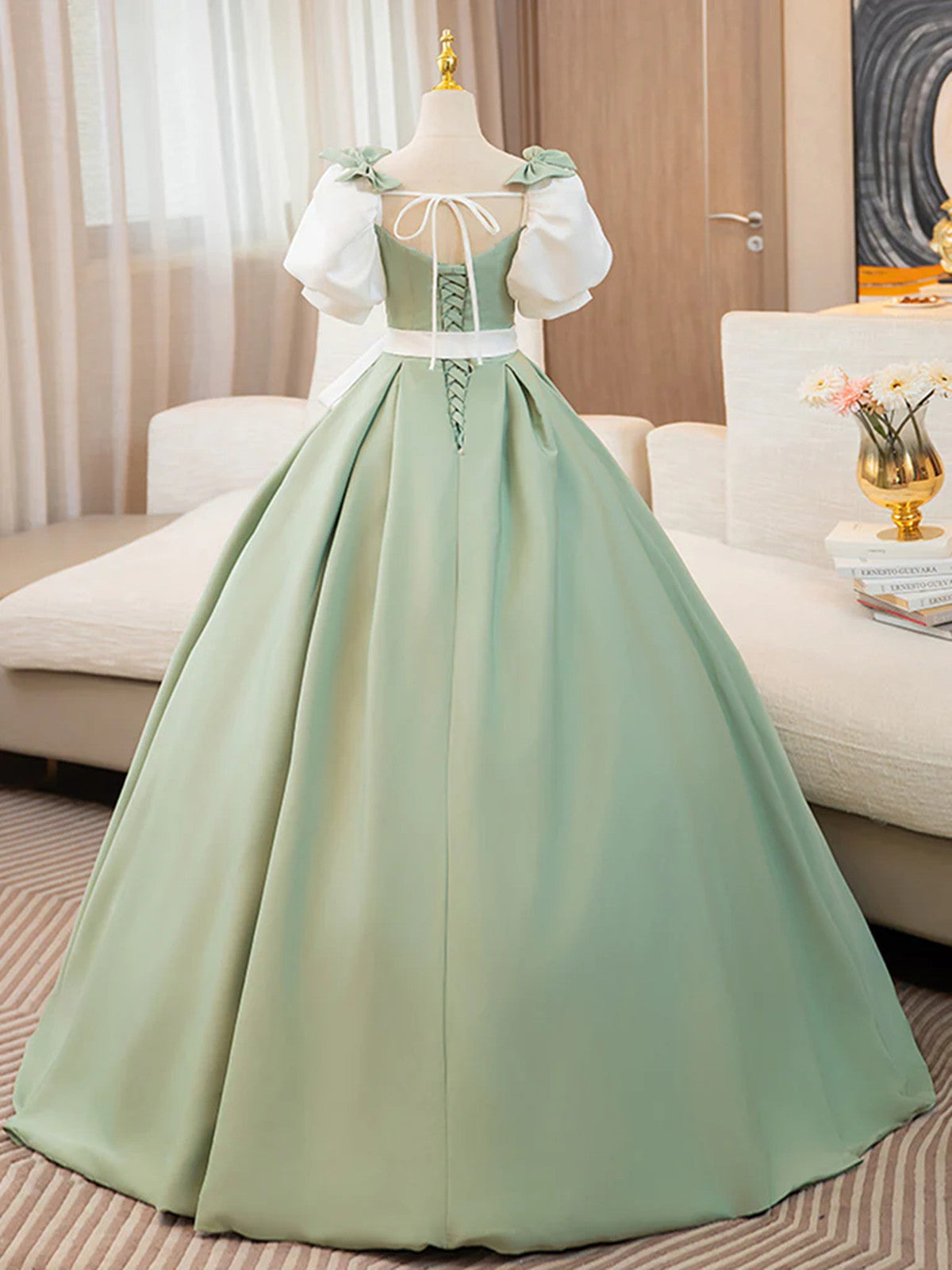 Vestido de fiesta largo de satén verde claro con mangas cortas abullonadas 
