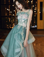 Hermoso vestido de fiesta largo con tirantes de tul verde y rosa. 