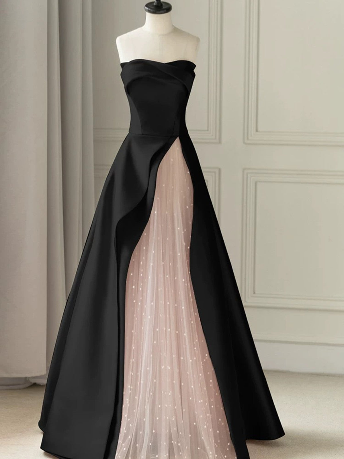 Vestido de fiesta de satén rosa y negro con tul 