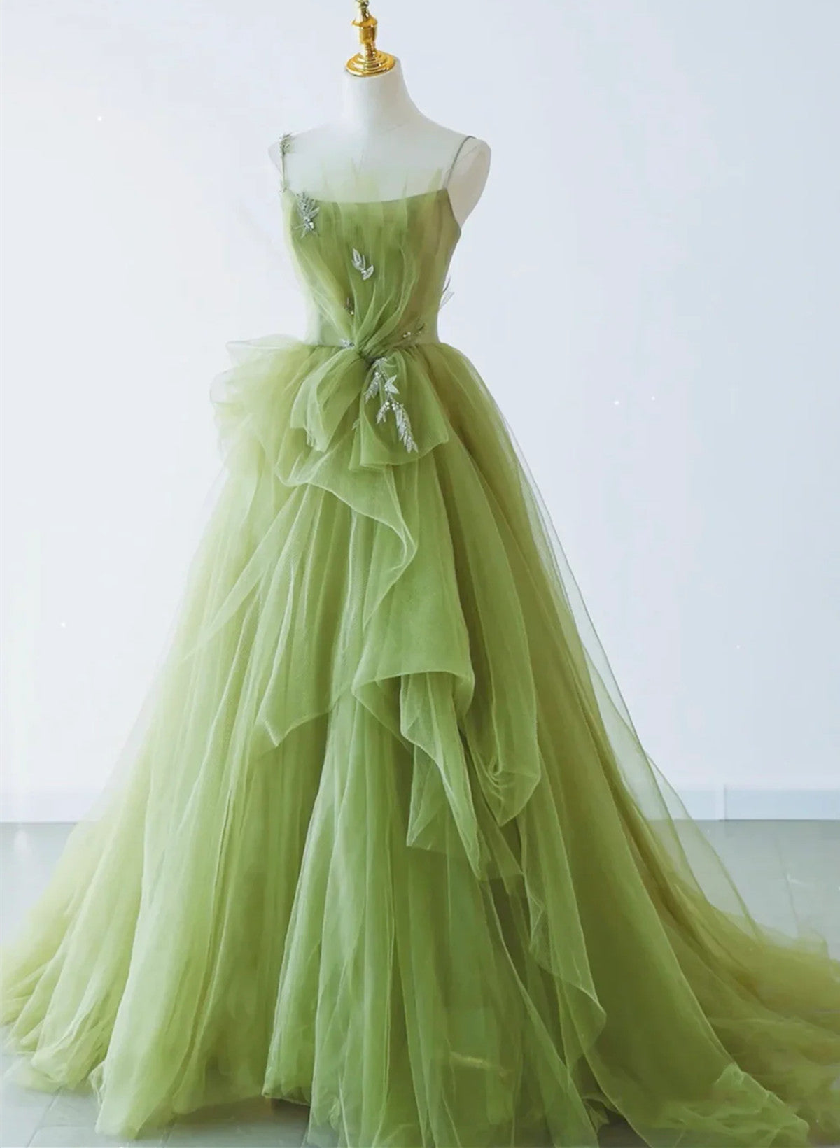 Vestido formal largo con tirantes de tul verde 